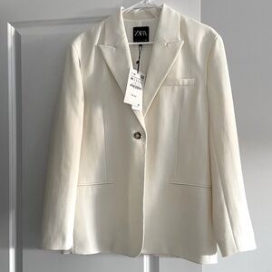 Zara cream oversized blazer. Slit detail in sleeves. Size medium. New with tags.